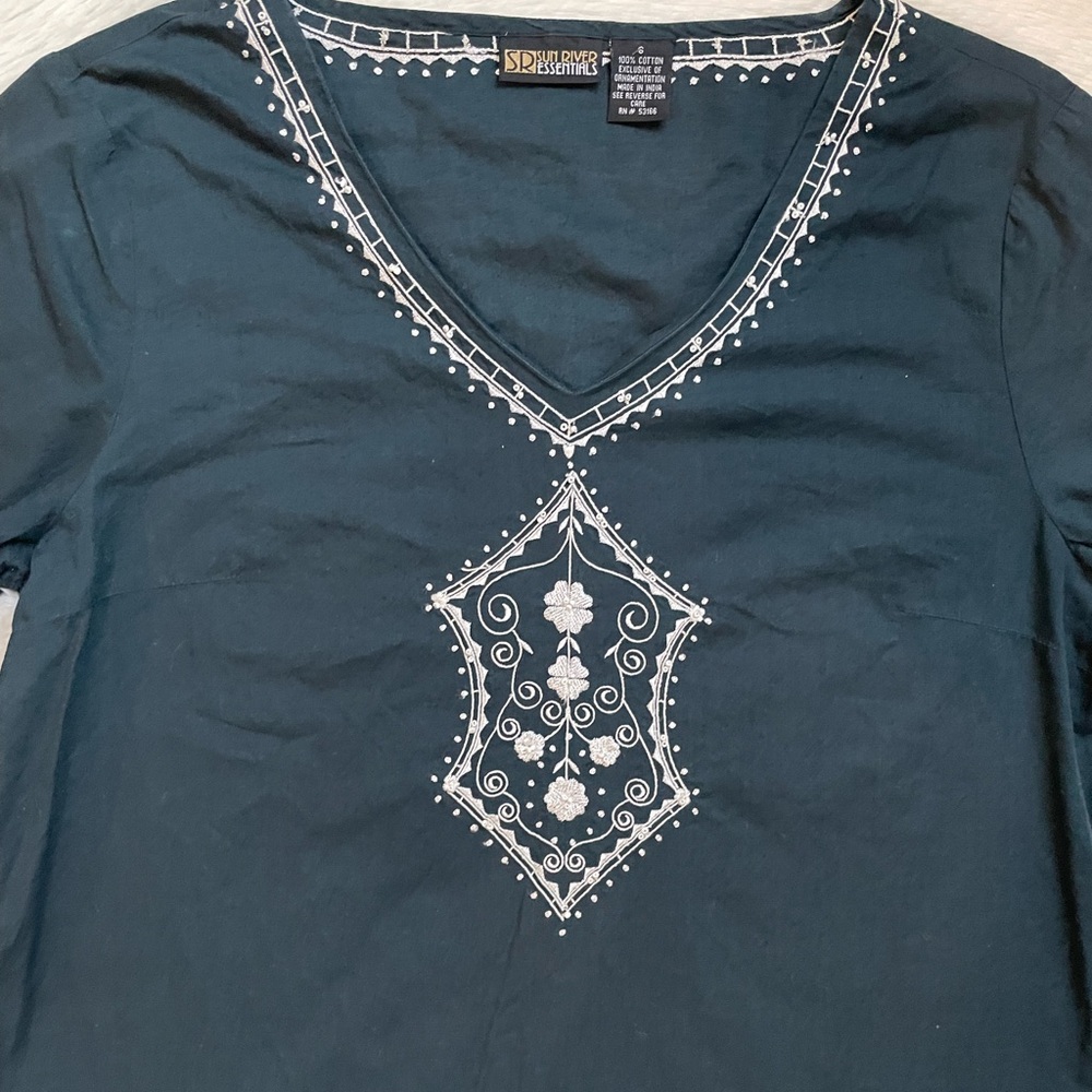 Womens sun river essentials Vneck embroidered cotton top - Picture 8 of 17